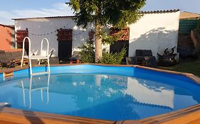 CASA TURÍSTICA Villa Carmen, CON CHIMENEA, AMPLIA ZONA DE JARDÍN, BARBACOA, PISCINA Y GARAJE